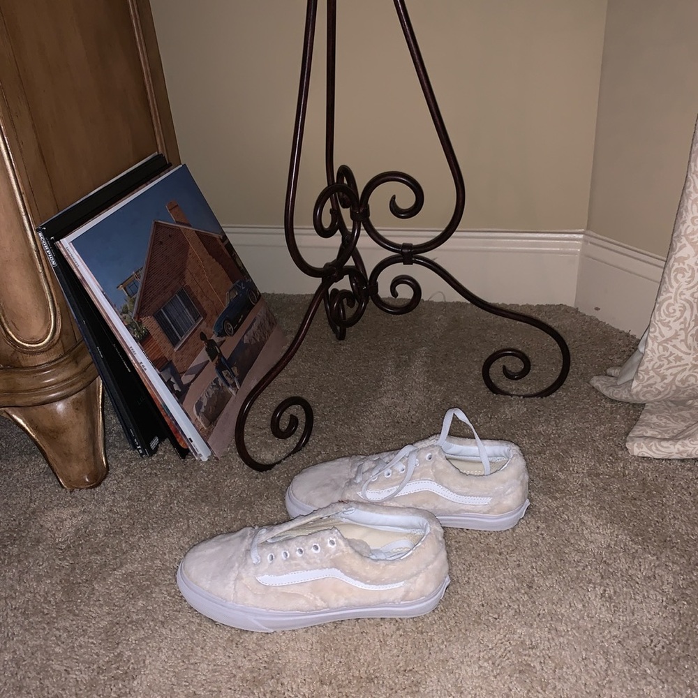 Cream fur Vans